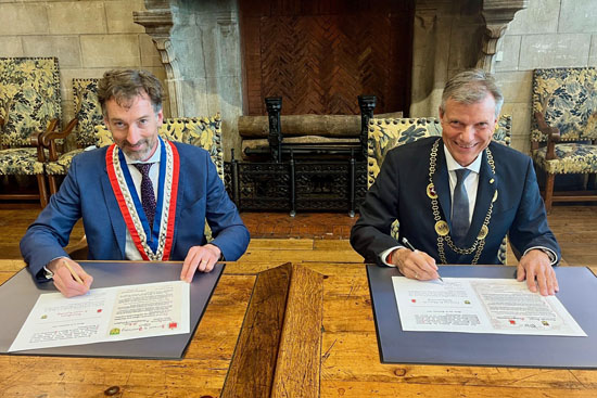 Die Bürgermeister von Douai und Recklinghausen, Frédéric Chéreau und Christoph Tesche, erneuern mit ihren Unterschriften den „Schwur der Städtepartnerschaft“.