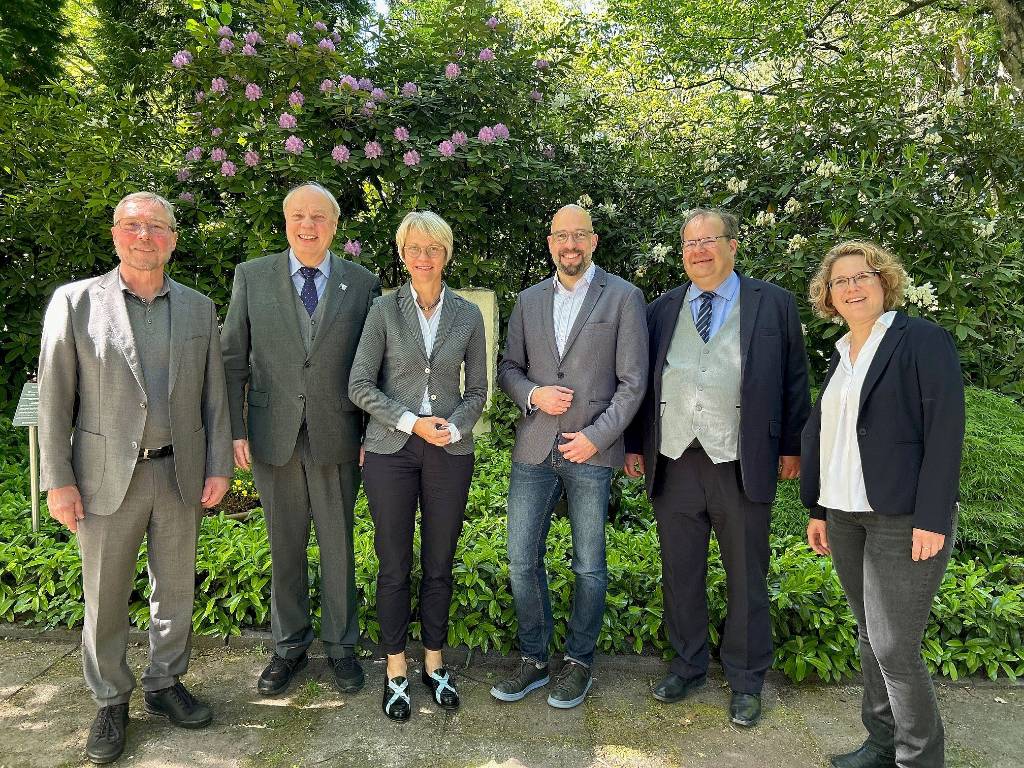  An der Veranstaltung zum Gedenken an das Kriegsende vor 80 Jahren nahmen (v.l.) Jürgen Pohl, Georg Möllers (beide Verein für Orts- und Heimatkunde), Dorothee Feller (NRW-Ministerin), Dr. Ansgar Kortenjann (Leiter der Volkshochschule), Dr. Sebastian Sanders (Sozial-Dezernent und Ortsverbandsvorsitzender Volksbund Deutsche Kriegsgräberfürsorge) sowie Nina Kliemke (Volksbund Deutsche Kriegsgräberfürsorge) teil. Foto: Stadt RE