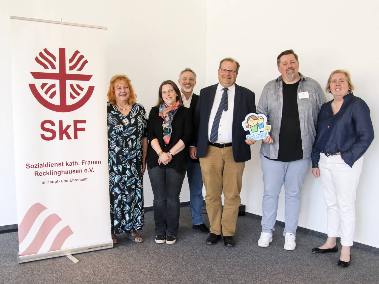 Beim offiziellen Startschuss der Notinseln in Recklinghausen im ersten Zufluchtsort (v. r.): SkF-Vorsitzende Jutta Beeking, Denis Köhler (SkF-Stadtteilmanager Süd), Dr. Sebastian Sanders (Schul- und Sozialdezernent Stadt Recklinghausen), Jörg Uretschläger (Karatezentrum KAMA NRW) sowie vom Deutschen Elektrizitätsmuseum „Zeitreise Strom“ Mitarbeiterin Stefanie Pilz und Sabine Oetzel, Museumsleiterin und Geschäftsführerin der Zeitschalter gGmbH.