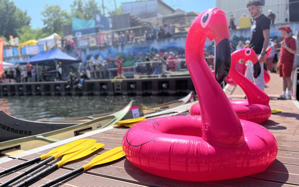Das Flamingobootrennen ist eins der Highlights beim Hafenfest RE. Foto: Stadt RE