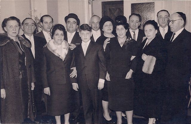 Neues jüdisches Leben: Bar-Mitzwa-Feier für Manfred de Vries (m.), zwischen Marhta de Vries (r.) und Minna Aron (l.), dahinter Rolf Aron und weitere Riga-Überlebende