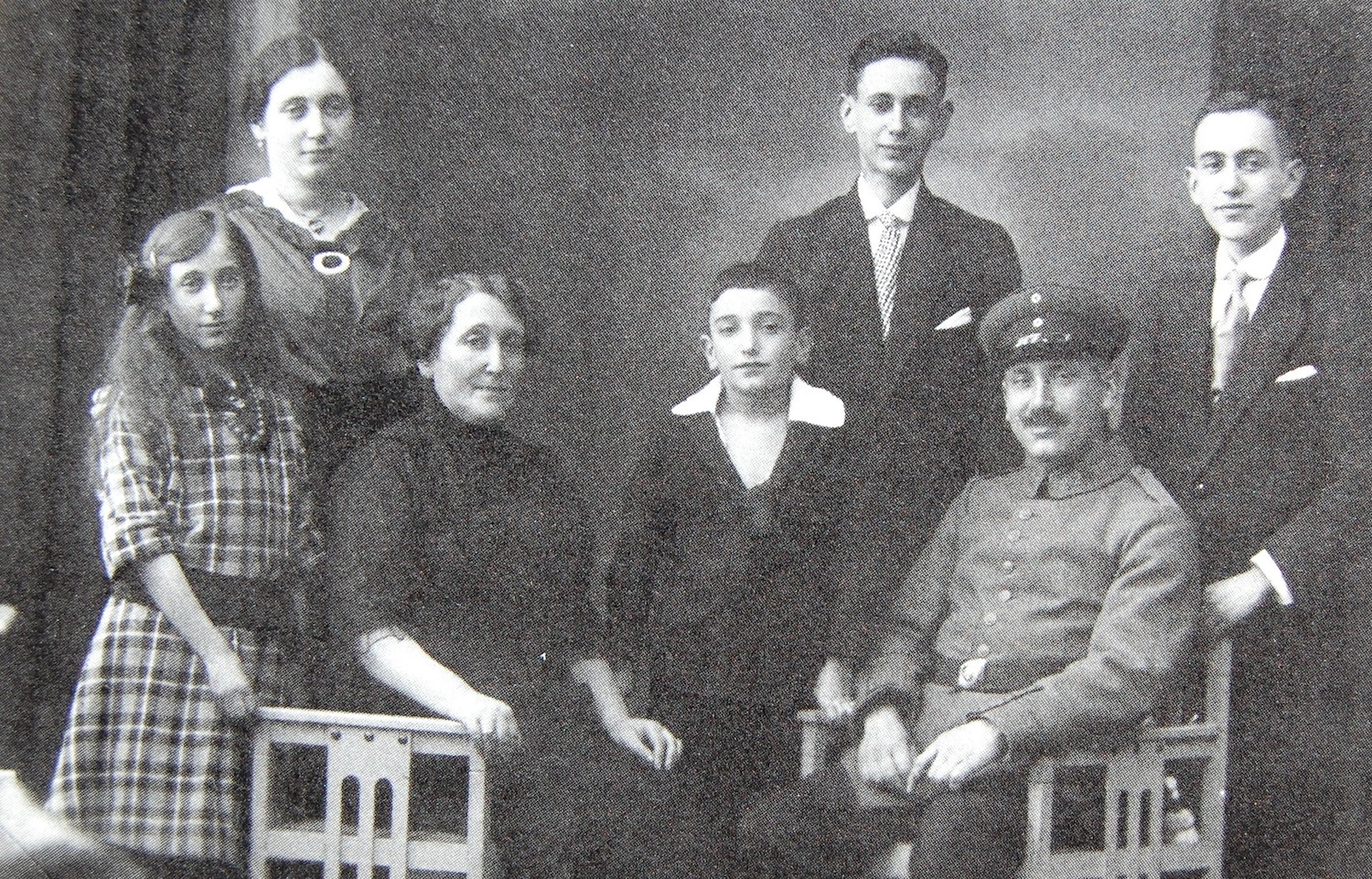 Familie Albert Rosenthal - Lina Seligmann (ca. 1918), v.l.n.r. Martha, Else, Lina, Fritz, Siegmund, Albert, Paul (Foto: Abrahamsohn)