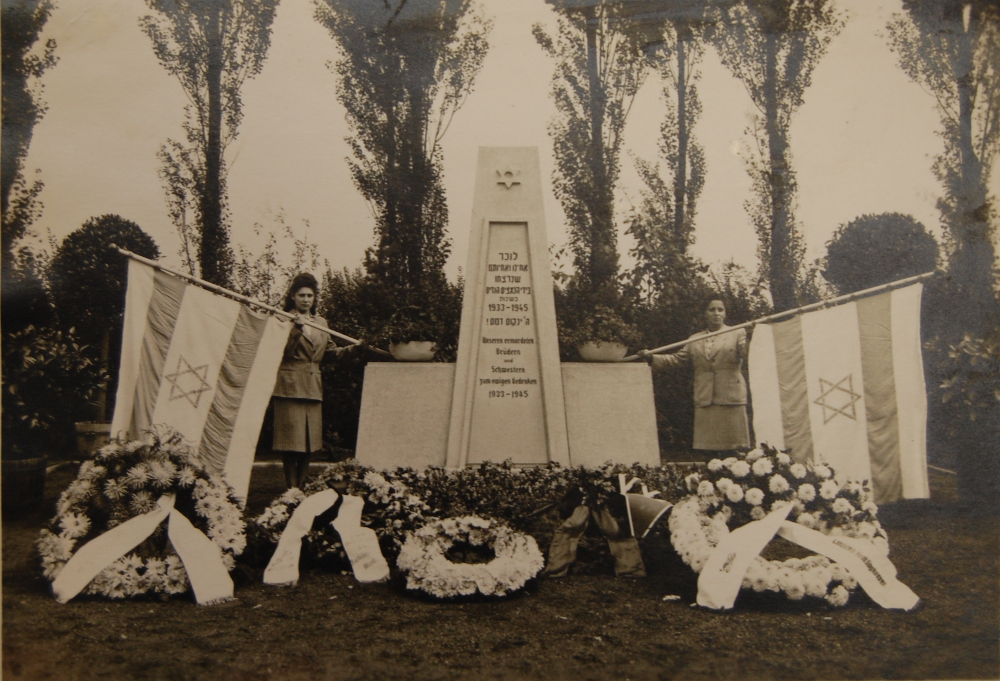 Einweihung des Mahnmals auf dem jüdischen Friedhof am Nordcharweg 1948 mit Ruth Eichenwald (links) und Irma Salomons (rechts) (Foto: Archiv Georg Möllers)