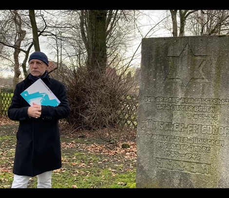 Auf dem Bild: VHS-Leiter Clemens Schmale auf dem Jüdischen Friedhof in Waltrop