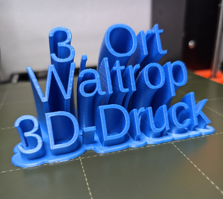 Auf dem Bild: Eines der ersten Erzeugnisse aus dem neuen 3D-Drucker im Haus der Bildung und Kultur. Schrift im Bild: Dritter Ort Waltrop.