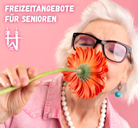 Auf dem Bild: Seniorin mit roter Blume