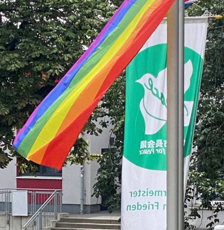 Auf dem Bild: Regenbogenflagge vor dem Waltroper Rathaus